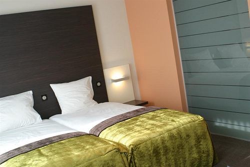 Le Merceny Motel バストーニュ エクステリア 写真