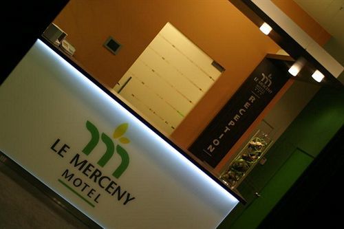Le Merceny Motel バストーニュ エクステリア 写真